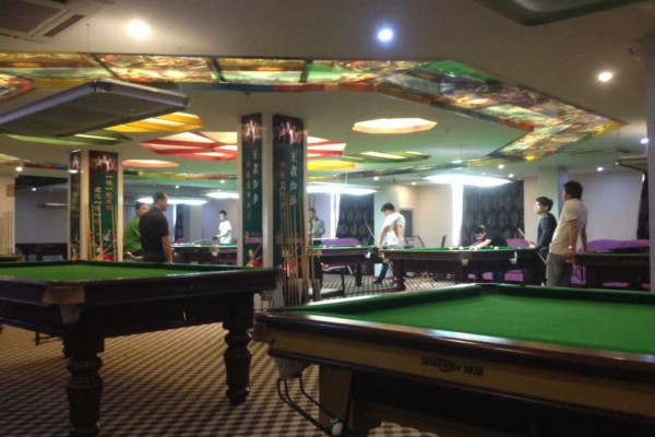 成都喝茶草坪，体验慢生活养生之道(成都喝茶公园)